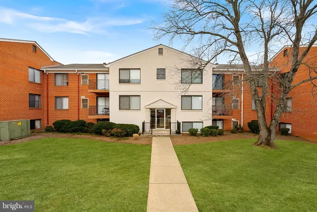 $225,000 | 125 Clubhouse Drive Southwest, Unit 4, Leesburg, VA 20175