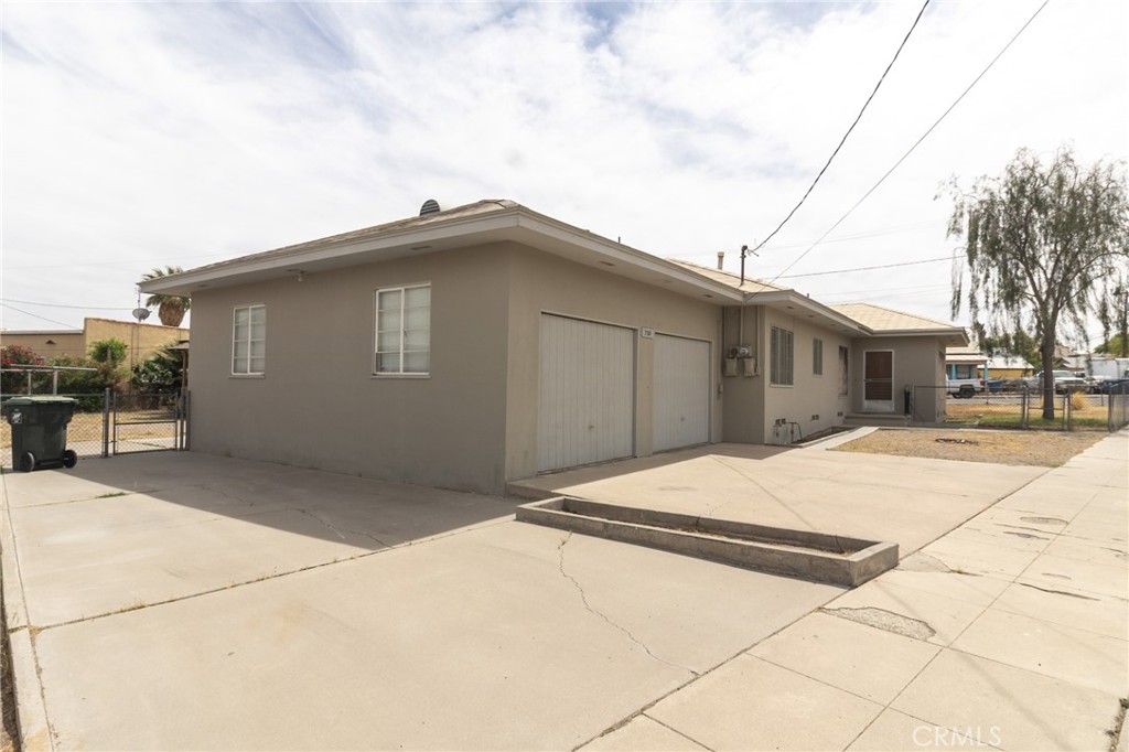 630 Acoma Street Needles, CA 92363 - Photo 5 of 60 a white house with a outdoor space