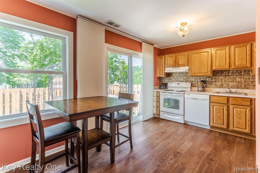 1050 Larson Court Rochester Hills, MI 48307 - Photo 5 of 34