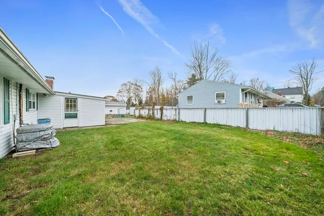 a view of backyard with house and garden