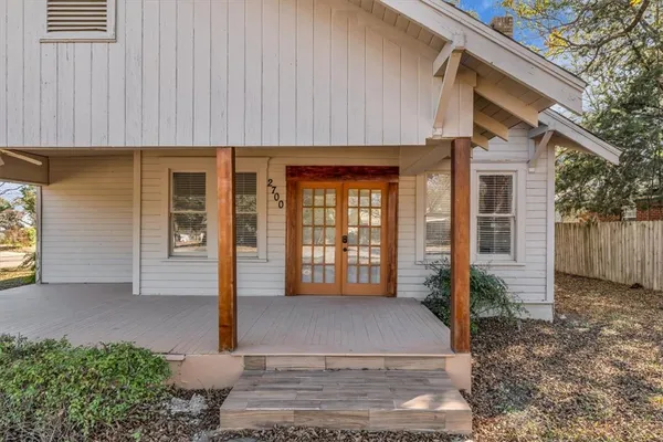 a view of a house with door space