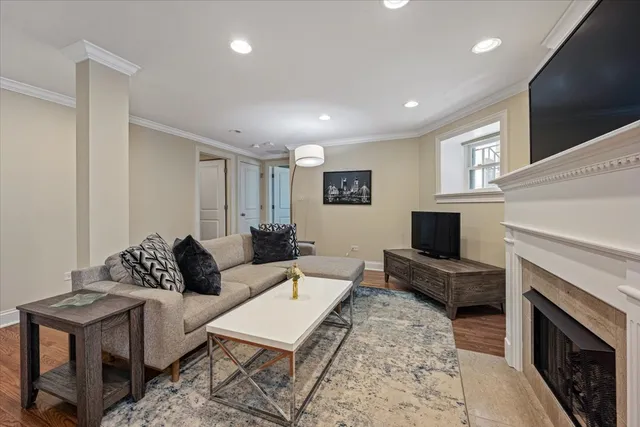 $675,000 | 533 West Belmont Avenue, Unit 1, Chicago, IL 60657