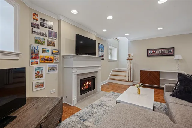 $675,000 | 533 West Belmont Avenue, Unit 1, Chicago, IL 60657