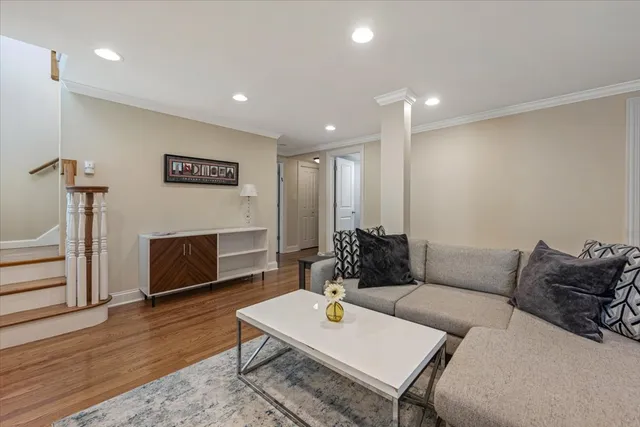 $675,000 | 533 West Belmont Avenue, Unit 1, Chicago, IL 60657