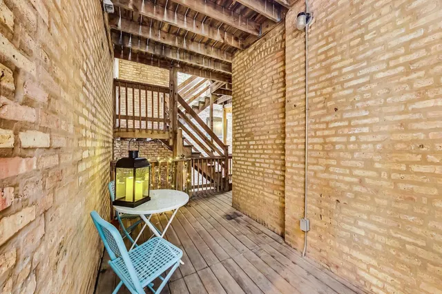 $675,000 | 533 West Belmont Avenue, Unit 1, Chicago, IL 60657