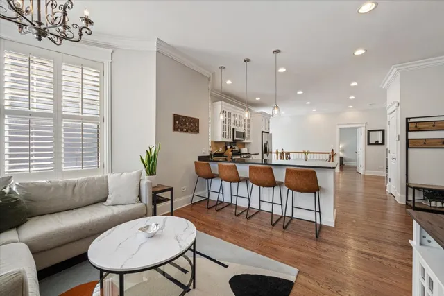 $675,000 | 533 West Belmont Avenue, Unit 1, Chicago, IL 60657