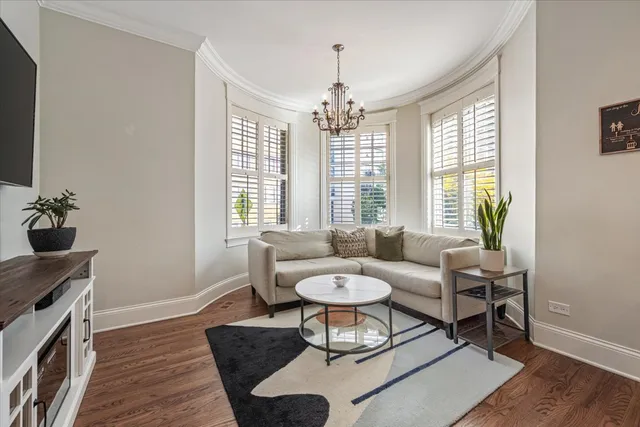 $675,000 | 533 West Belmont Avenue, Unit 1, Chicago, IL 60657