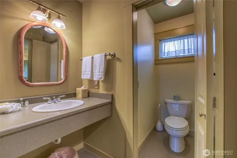 a view of a livingroom with furniture and a ceiling fan