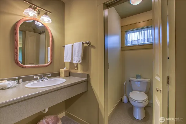 a view of a livingroom with furniture and a ceiling fan