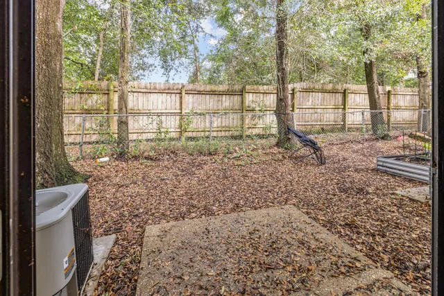 a view of a backyard