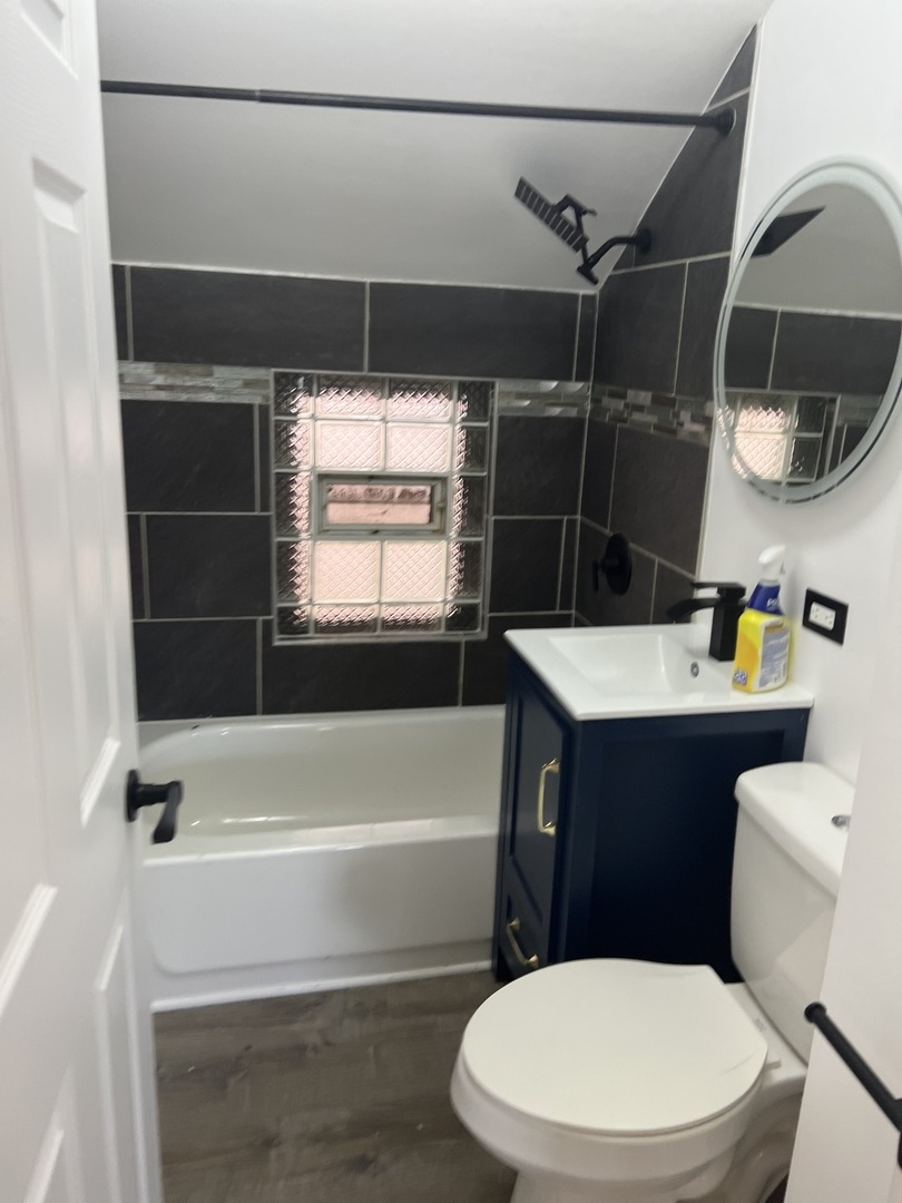 7446 64th Street, Unit 2F Summit, IL 60501 - Photo 4 of 14 a bathroom with a toilet a sink and bathtub