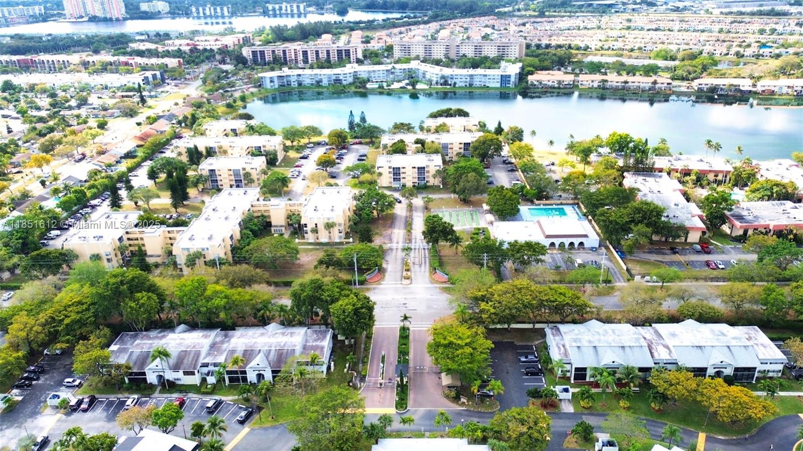 942 Northeast 199th Street, Unit 302 Miami, FL 33179 - Photo 18 of 23