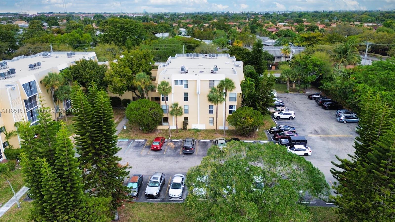 942 Northeast 199th Street, Unit 302 Miami, FL 33179 - Photo 21 of 23