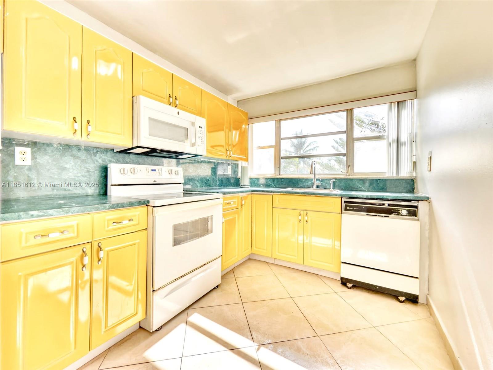 942 Northeast 199th Street, Unit 302 Miami, FL 33179 - Photo 5 of 23