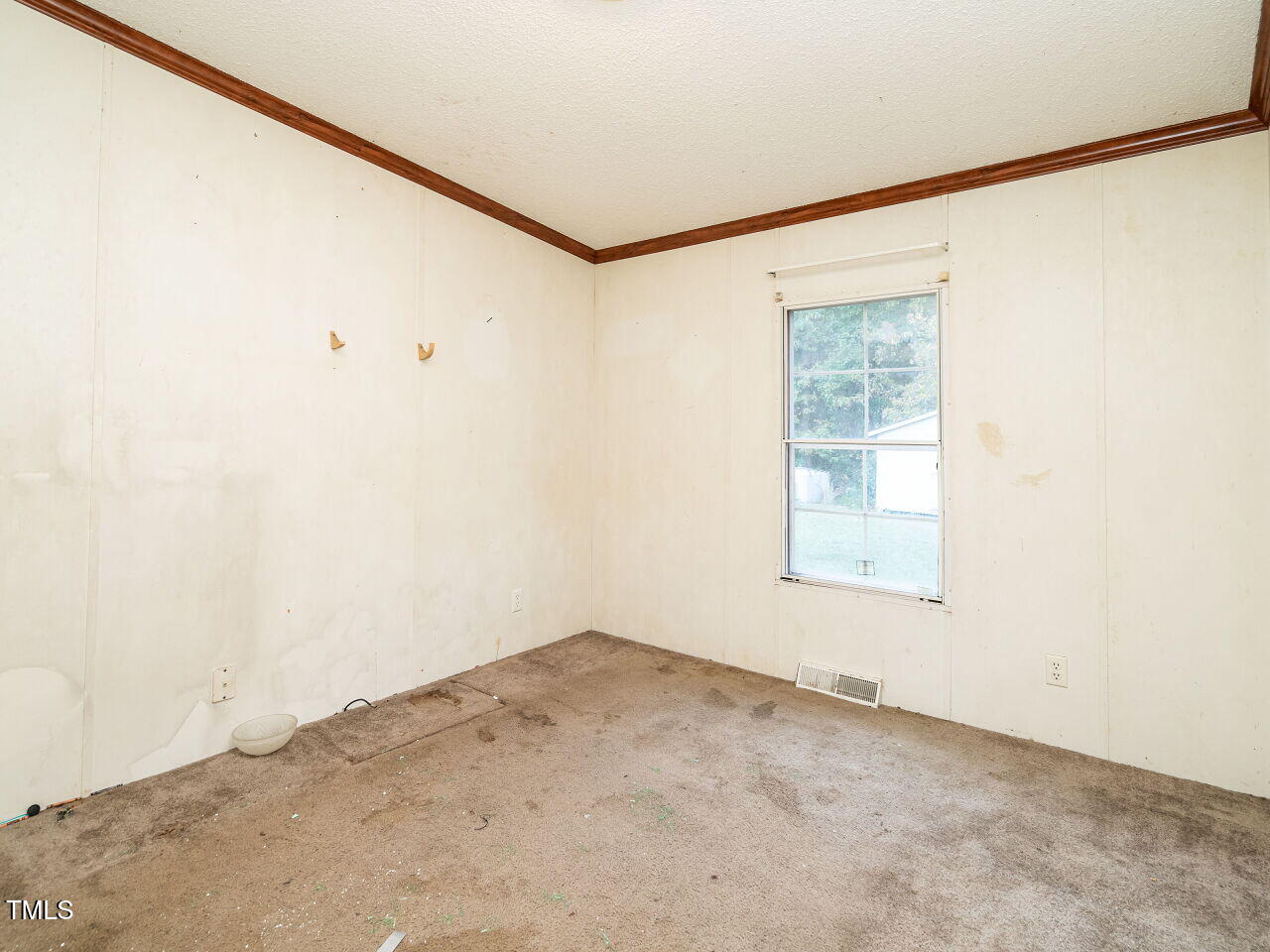 9140 Ransdell Road Raleigh, NC 27603 - Photo 20 of 26 an empty room with a window