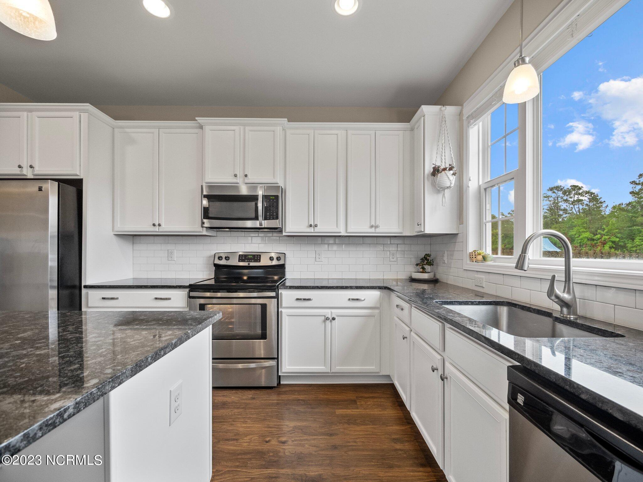 142 Poplar Branch Way Hampstead, NC 28443 - Photo 12 of 58 Kitchen