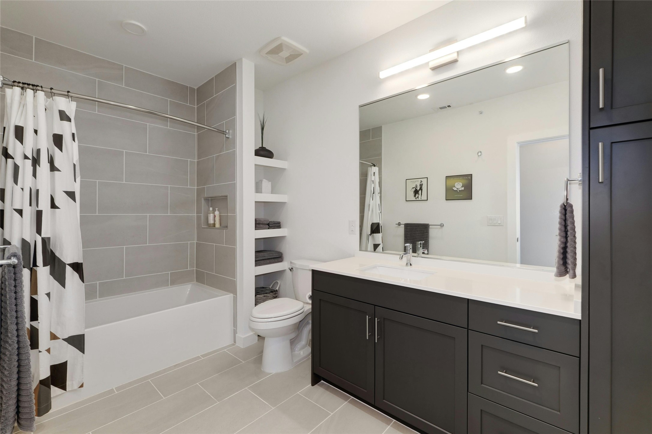 1600 South 1st Street, Unit 403 Austin, TX 78704 - Photo 20 of 33 a bathroom with a bathtub shower sink vanity and toilet