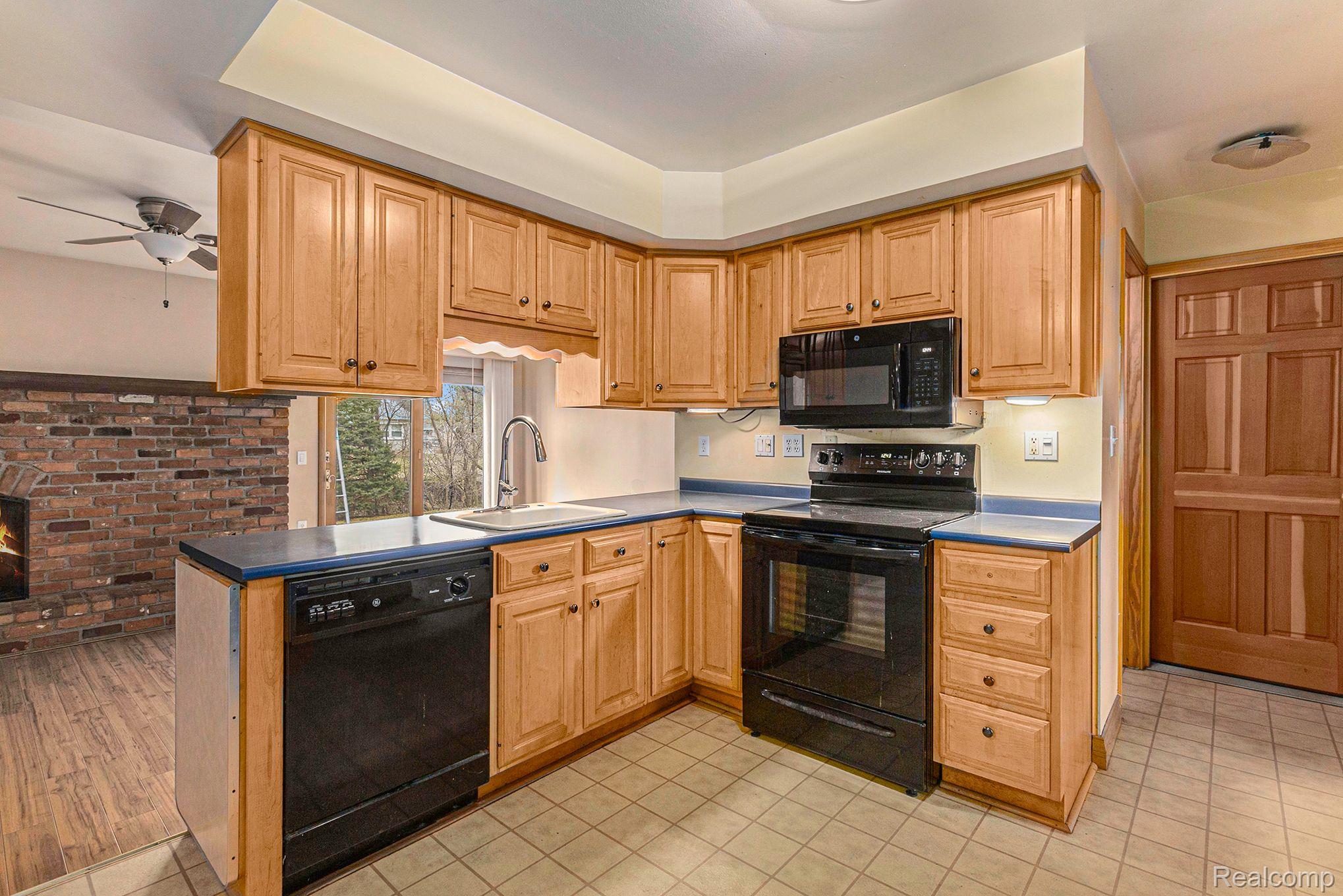 28090 Ridgebrook Road Farmington, MI 48334 - Photo 10 of 30 Full Appliance Package