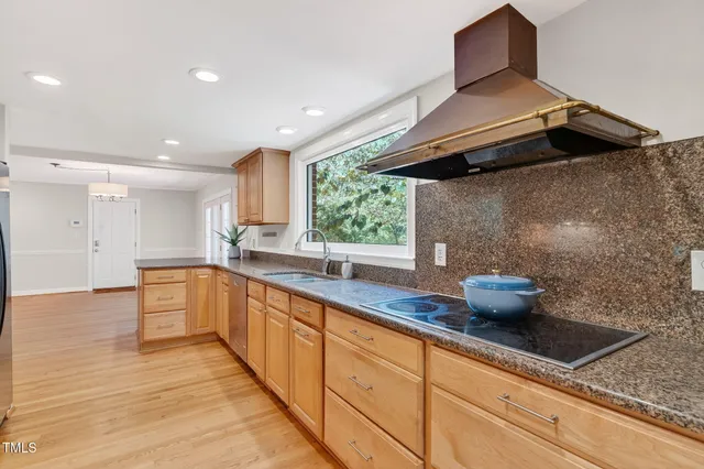 a view of a living room and kitchen