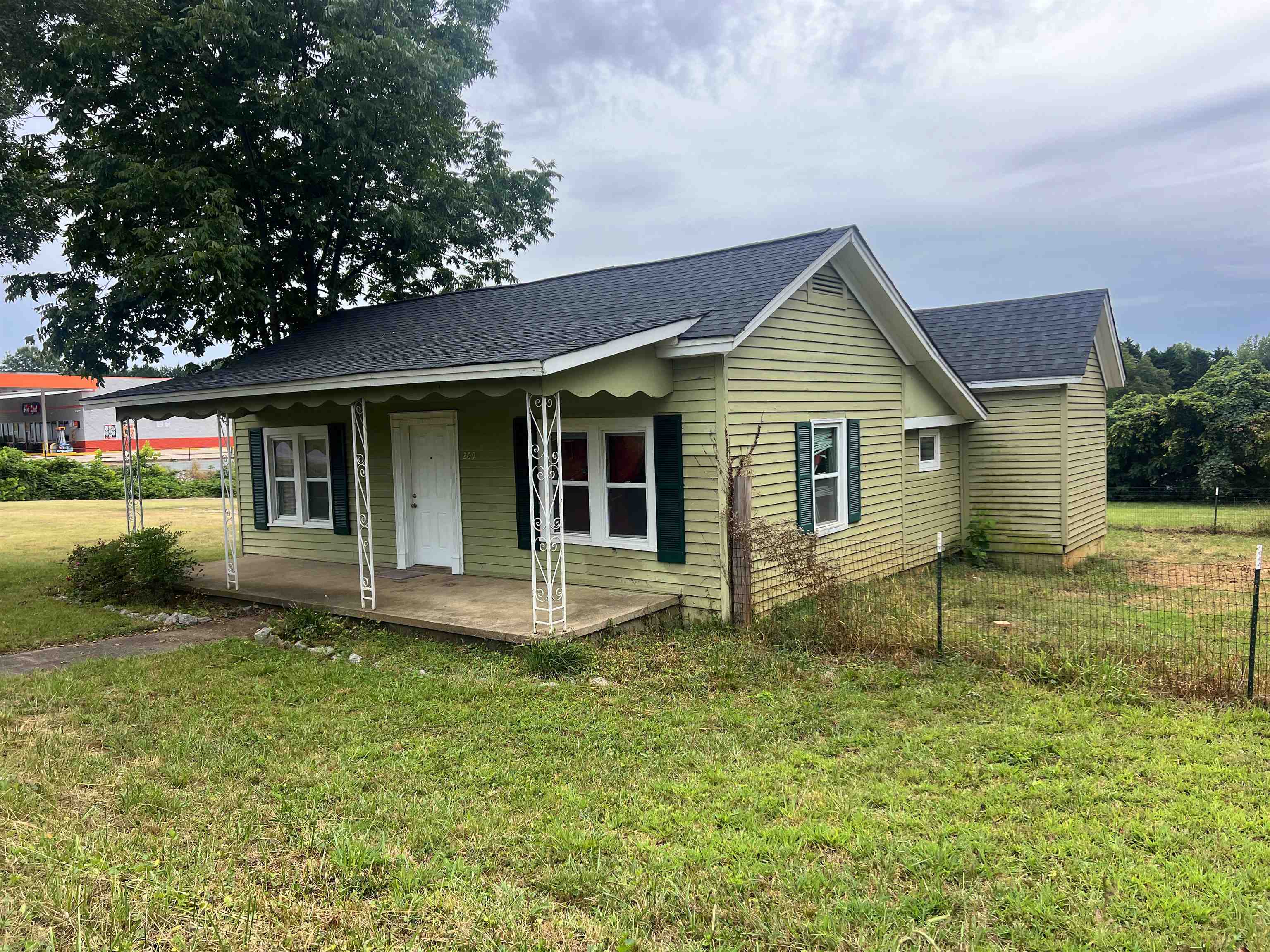 209 North Howard Avenue Landrum, SC 29356 - Photo 4 of 16