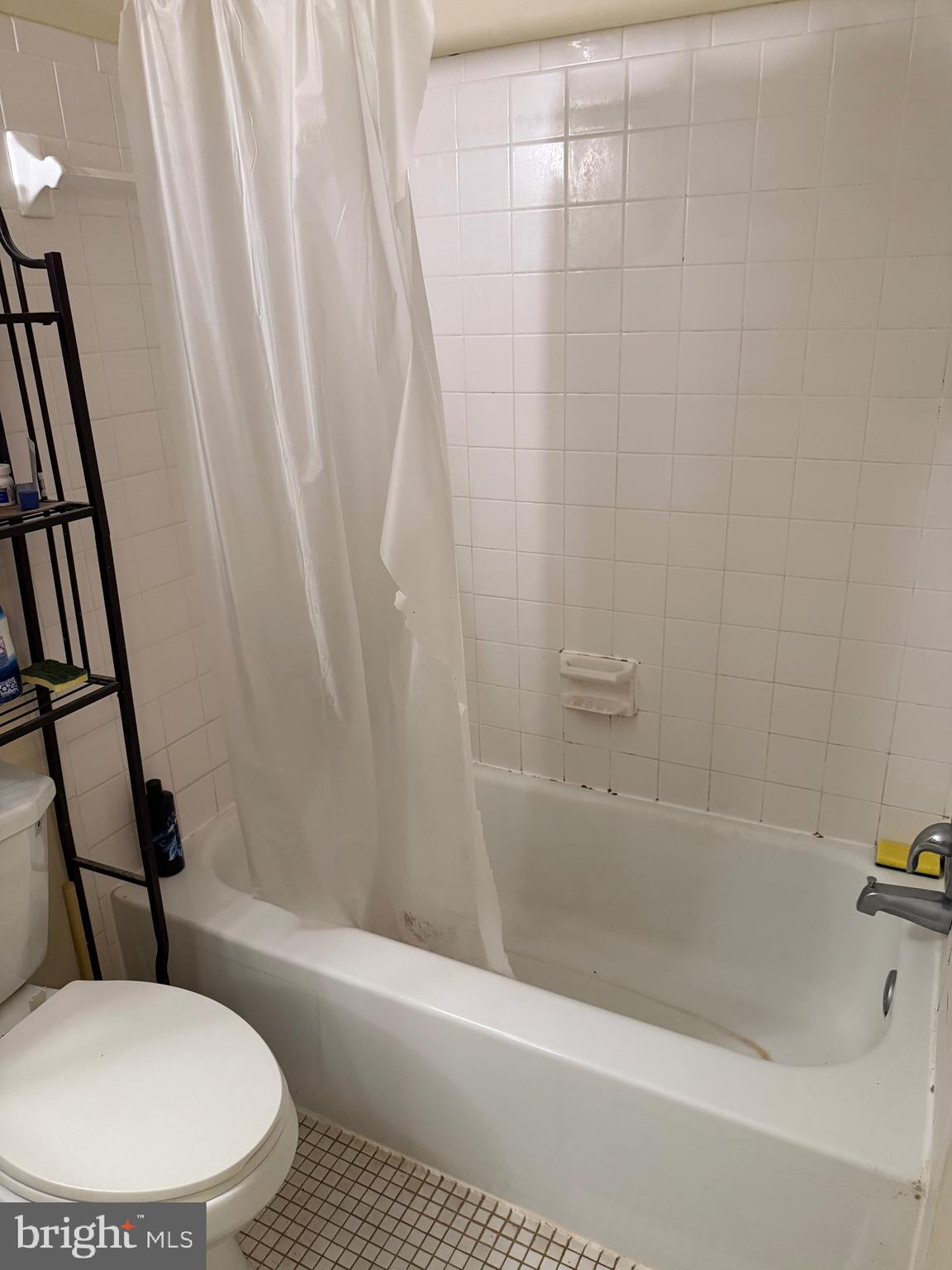 531 Florida Avenue, Unit 104 Herndon, VA 20170 - Photo 25 of 46 a bathroom with a toilet and a bathtub