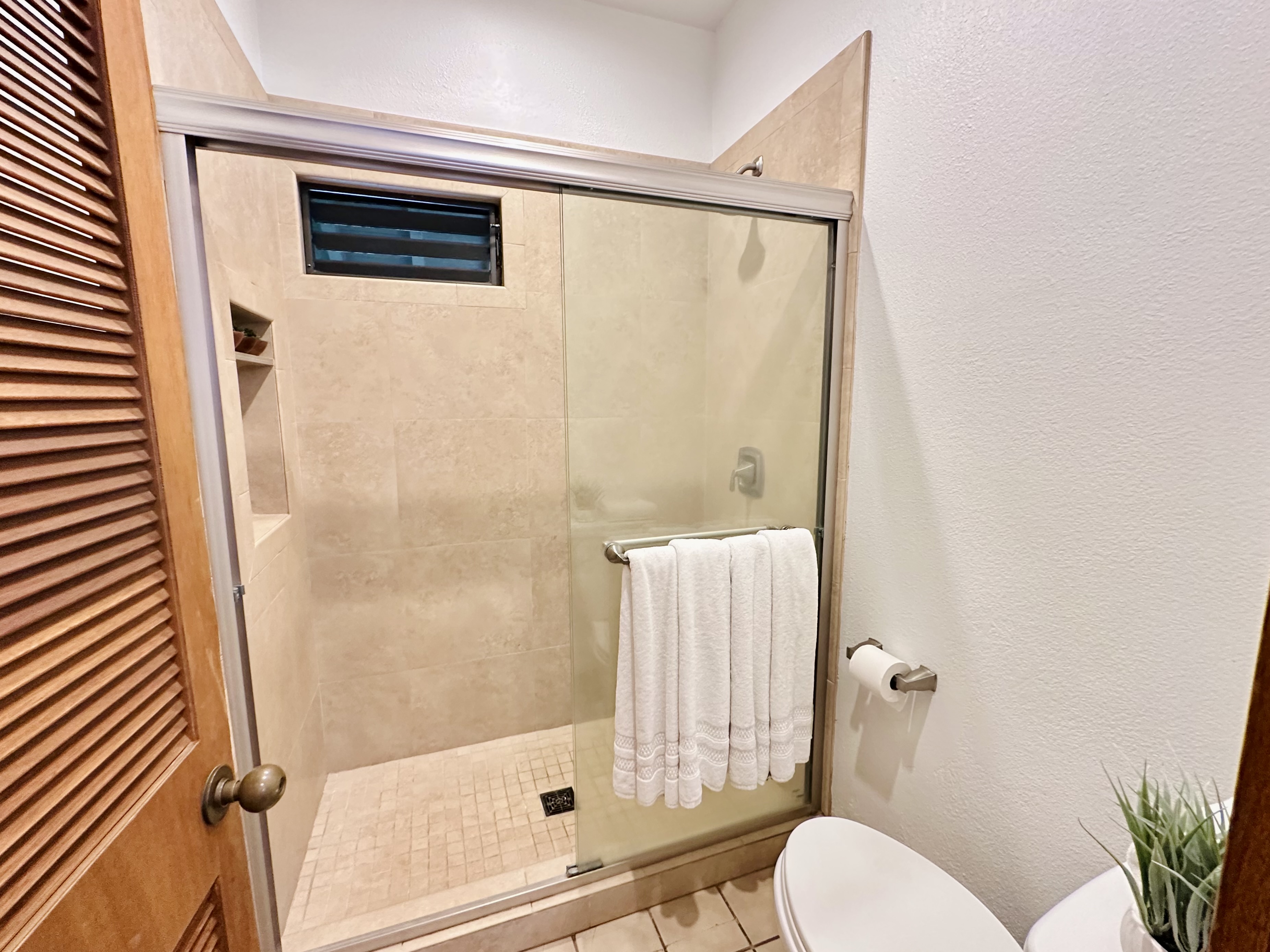 2253 Poipu Road, Unit 446 Koloa, HI 96756 - Photo 4 of 16 a bathroom with a shower and toilet