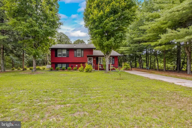 a house view with swimming pool