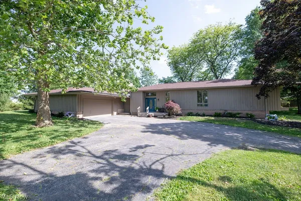 $595,000 | 831 Brandon Circle, Aurora, OH 44202