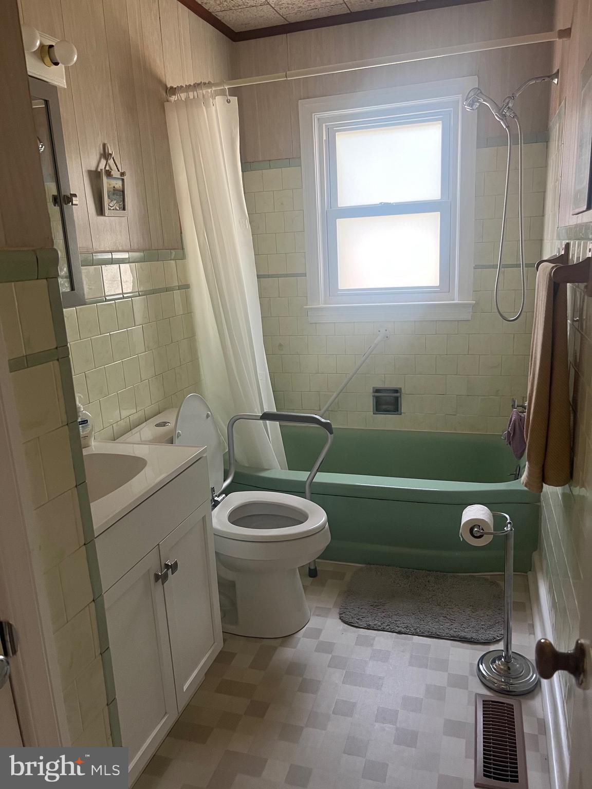 816 E Road Salisbury, MD 21801 - Photo 5 of 7 Bathroom