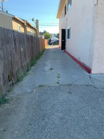 a view of entryway with workspace