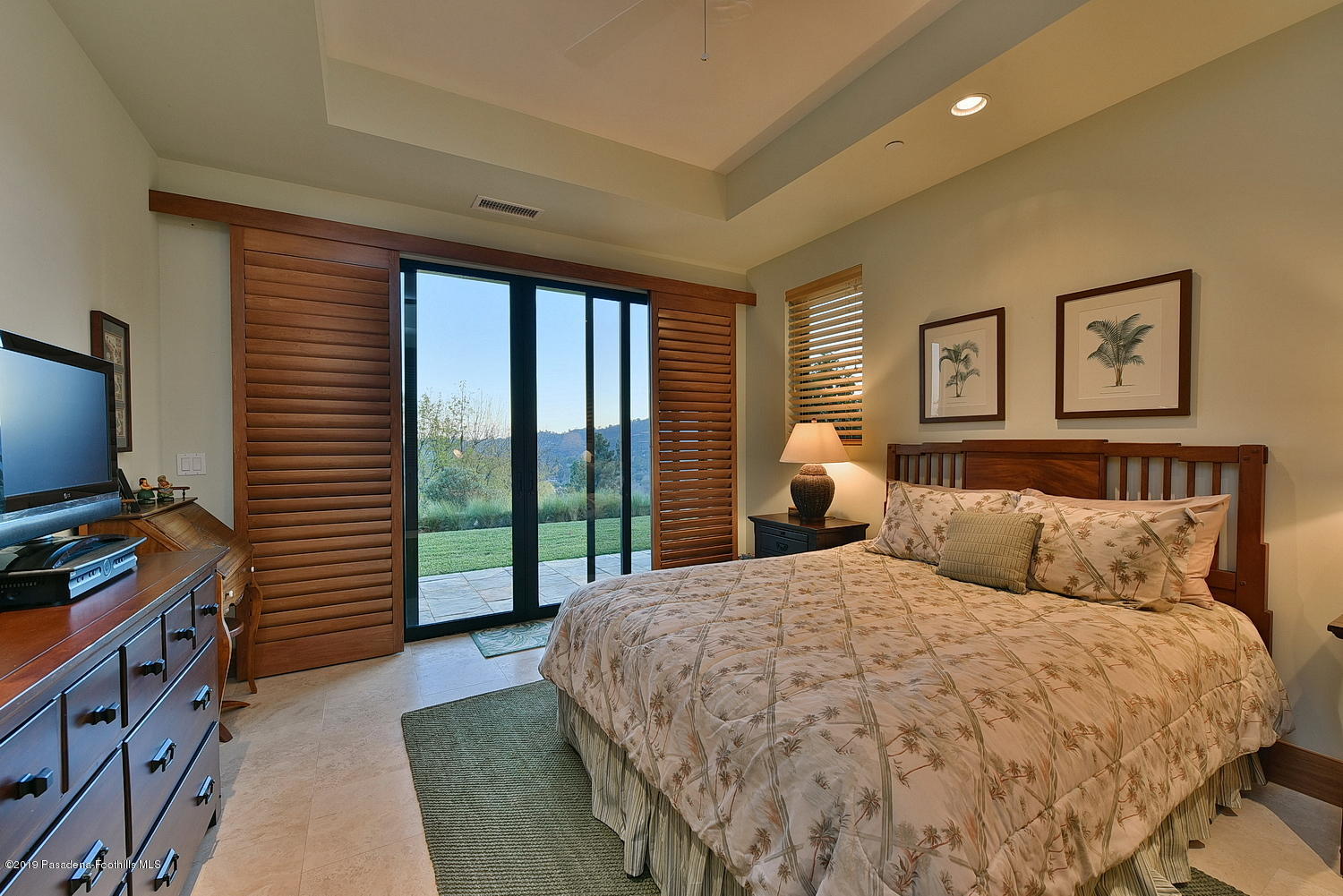 1825 Braemar Road Pasadena, CA 91103 - Photo 43 of 82 a bedroom with a bed and flat screen tv