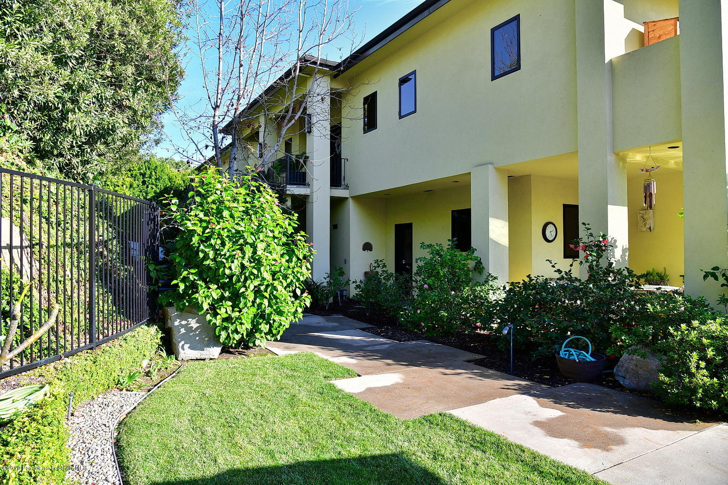 1825 Braemar Road Pasadena, CA 91103 - Photo 53 of 82 a front view of a house with a yard