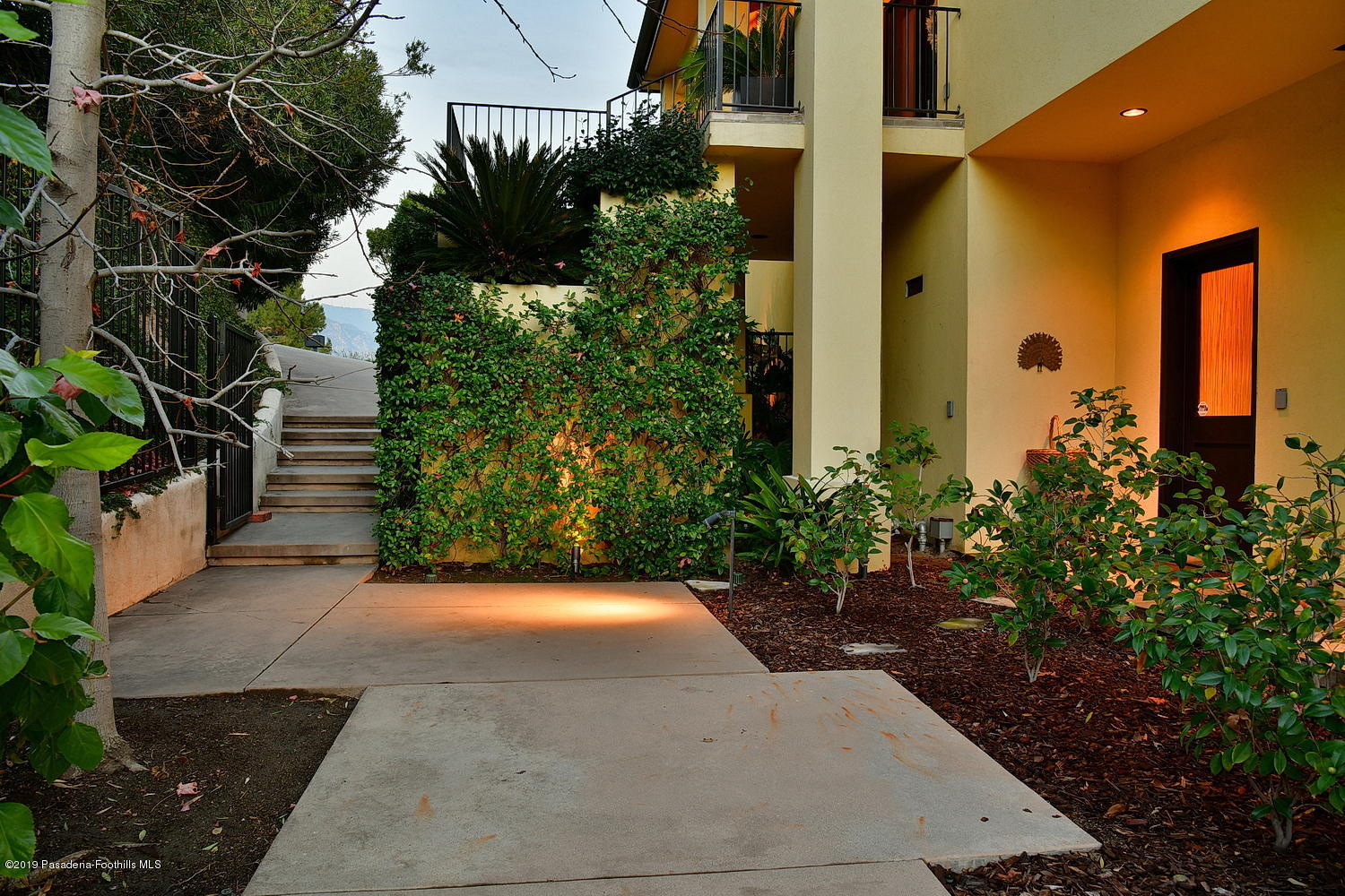 1825 Braemar Road Pasadena, CA 91103 - Photo 67 of 82 a view of a backyard with plants