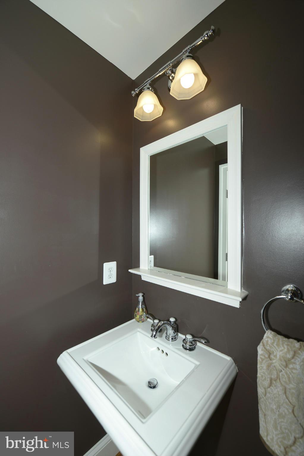 1722 Carpenter Road Alexandria, VA 22314 - Photo 7 of 30 Powder Room