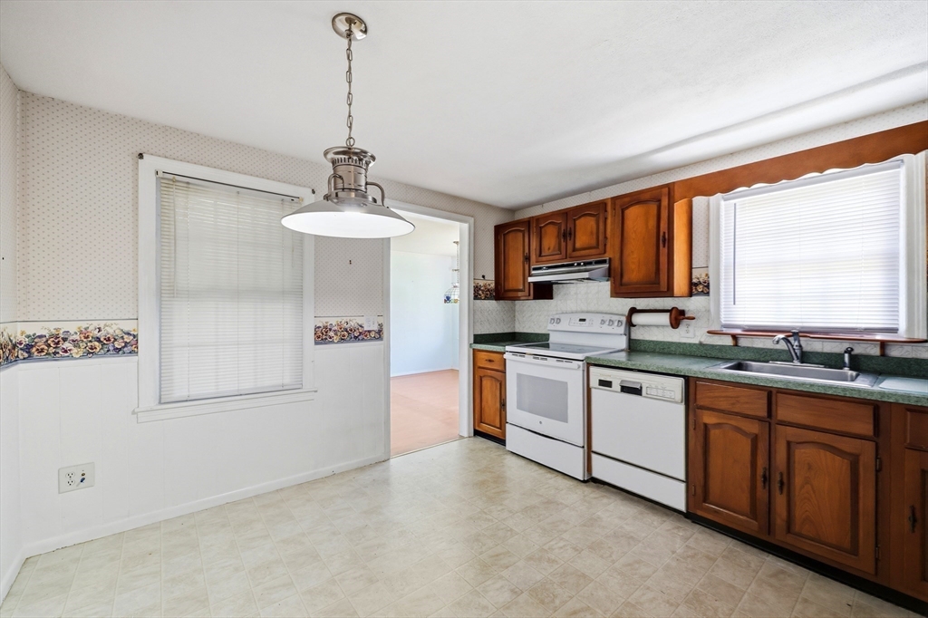 92 Massreco Street Springfield, MA 01109 - Photo 4 of 29