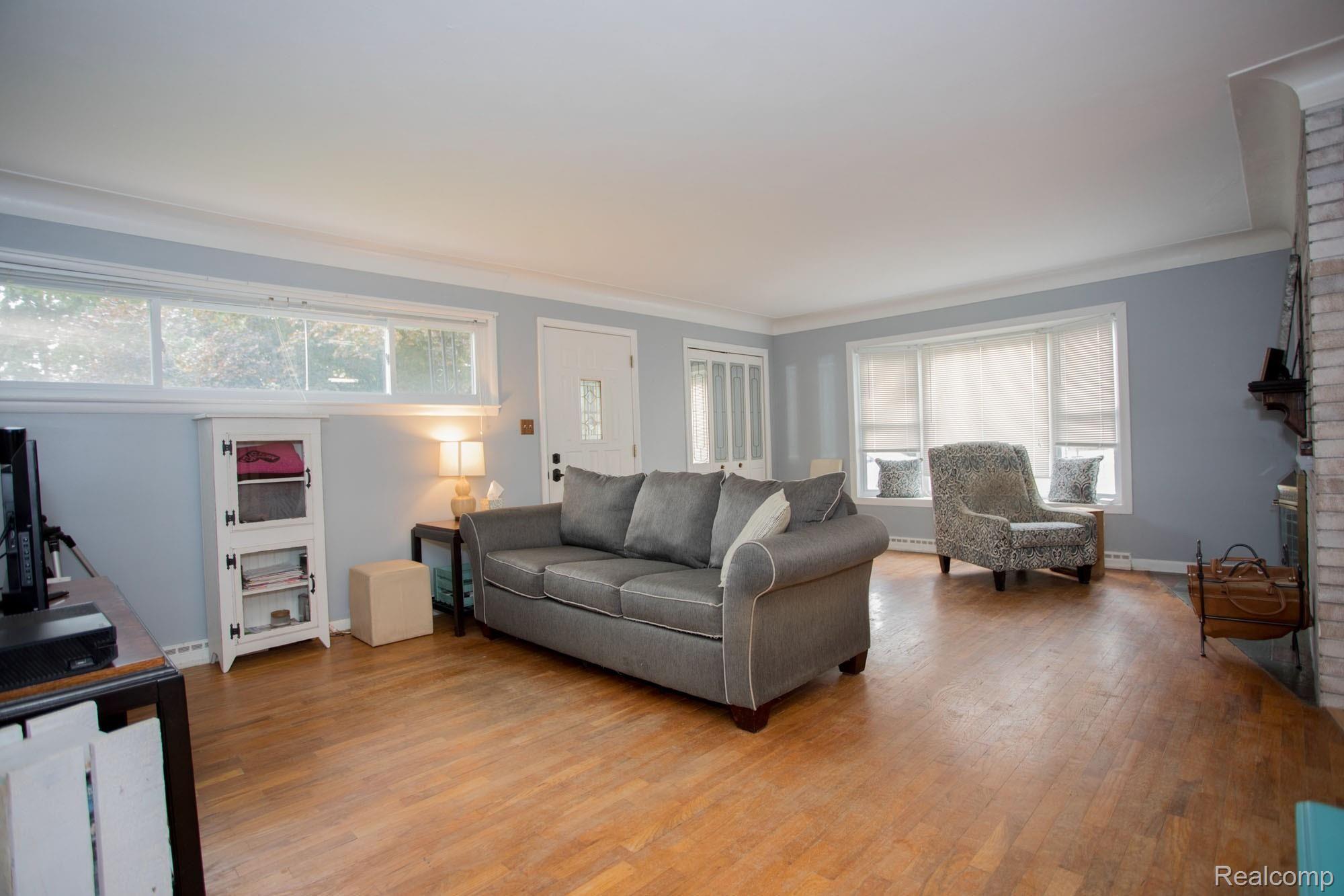 517 Riverside Drive Linden, MI 48451 - Photo 5 of 34 517-riverside-0029.jpg