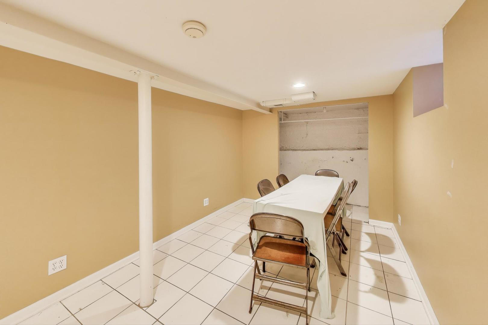 7401 West Main Street Niles, IL 60714 - Photo 27 of 37 a room with a bed