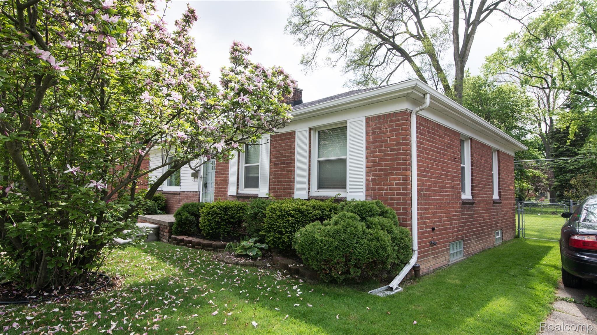 11307 Merriman Road Livonia, MI 48150 - Photo 2 of 32 001_24.jpg