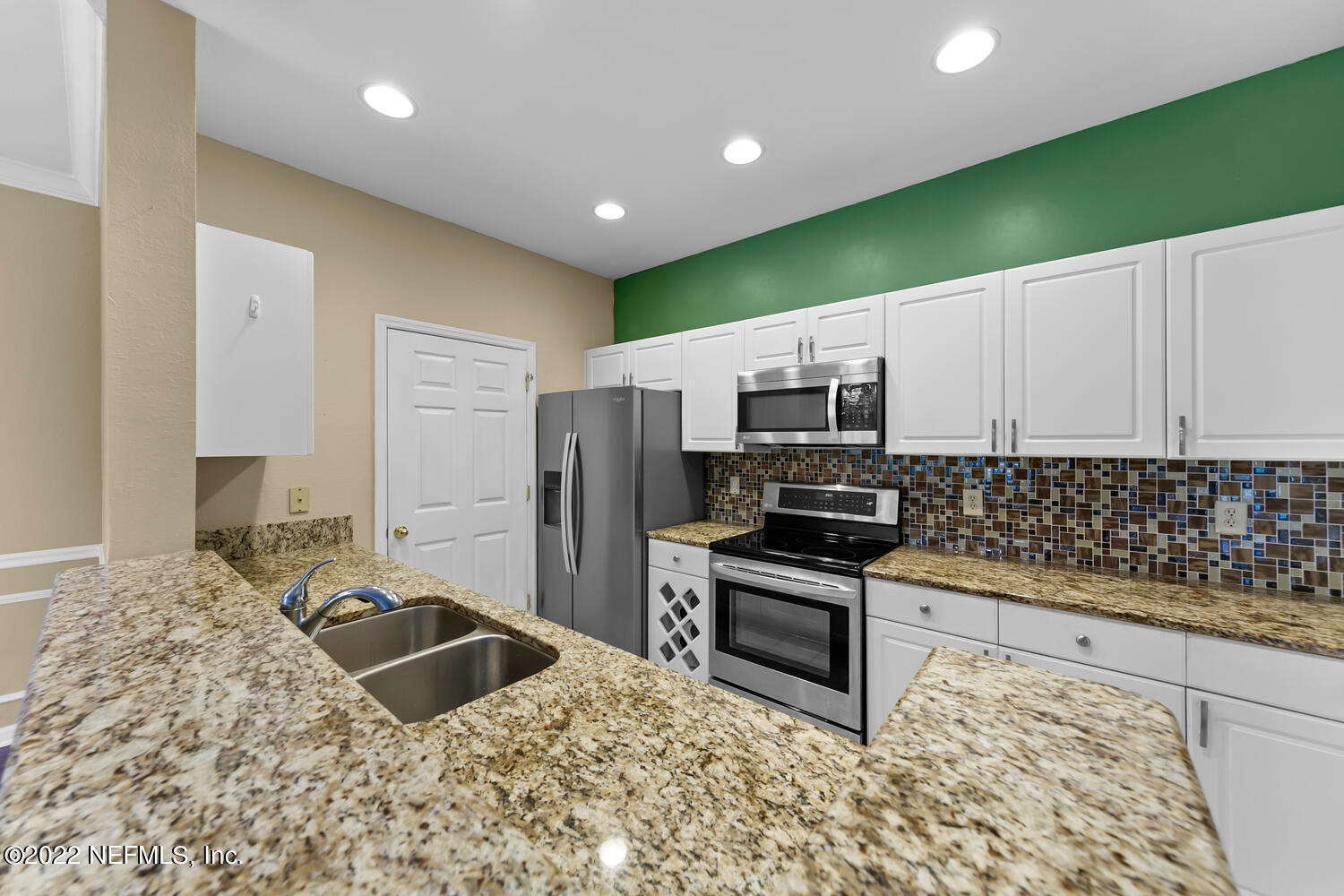 10901 Burnt Mill Road, Unit 1004 Jacksonville, FL 32256 - Photo 6 of 30 Kitchen