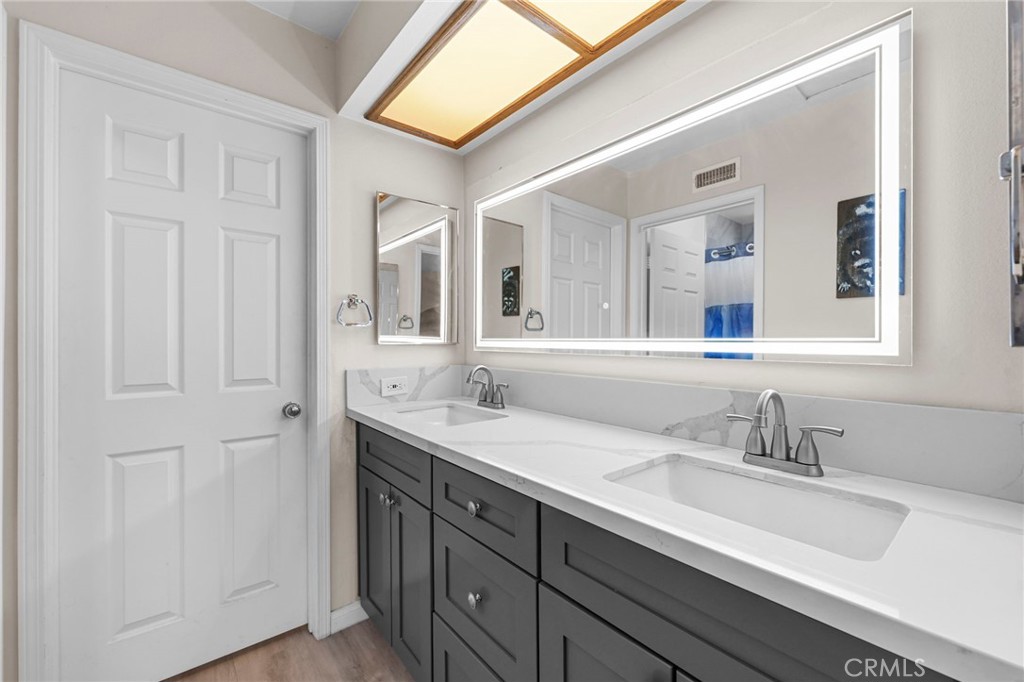 1657 Southport Drive Riverside, CA 92506 - Photo 21 of 41 JACK AND JILL BATHROOM