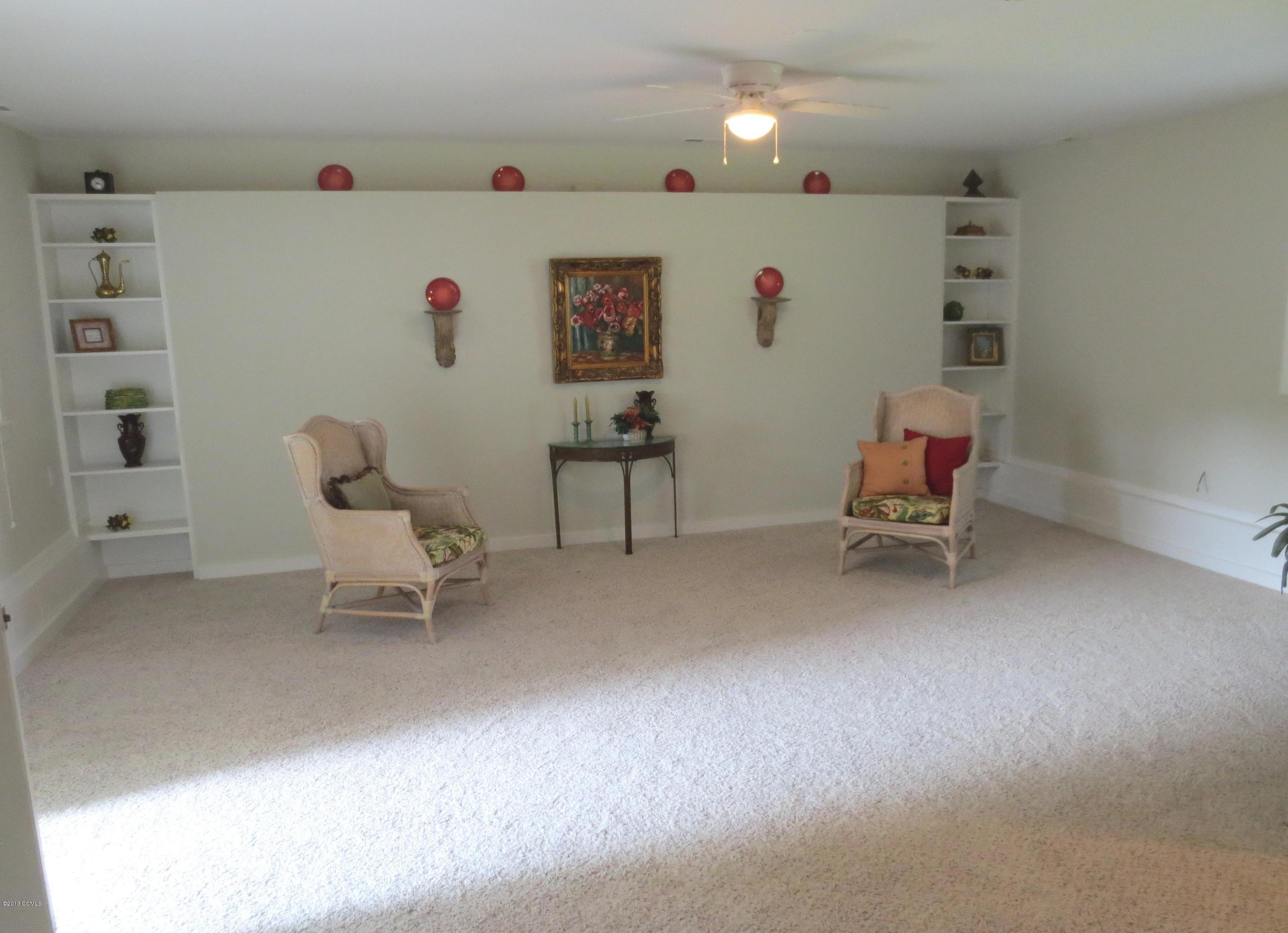 3623 Country Club Road Morehead City, NC 28557 - Photo 14 of 29 3623 Country Club Large Living Room