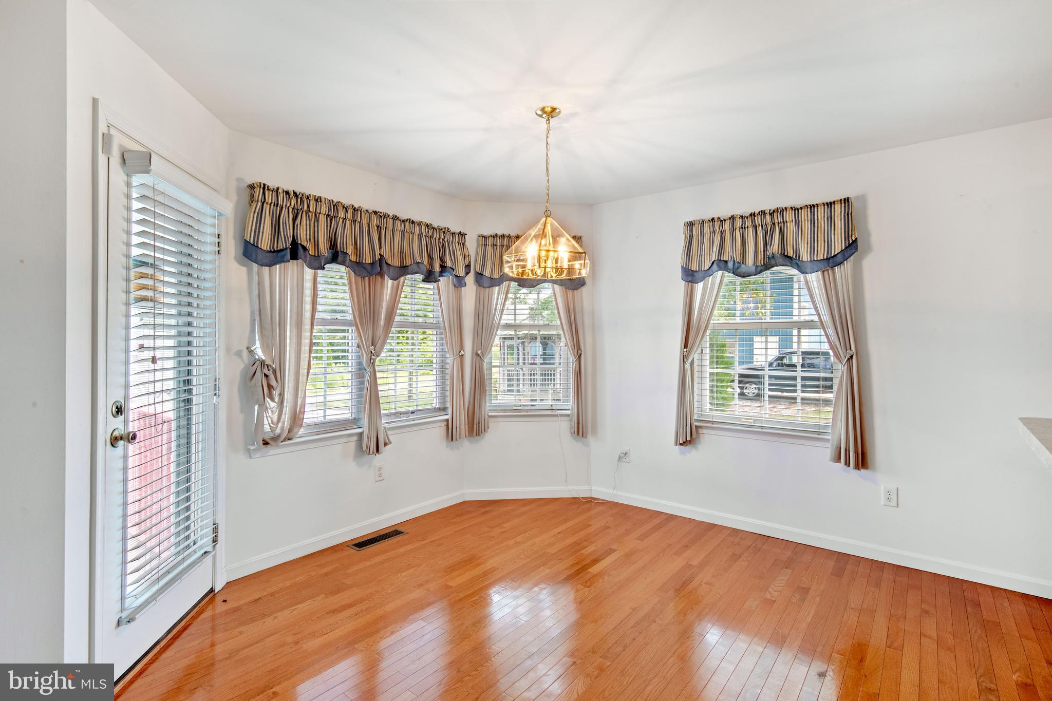Large Breakfast Room off the kitchen
