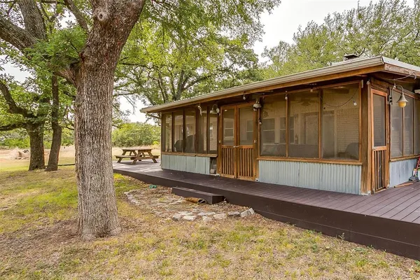 a view of back yard of the house