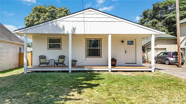 a front view of house with yard