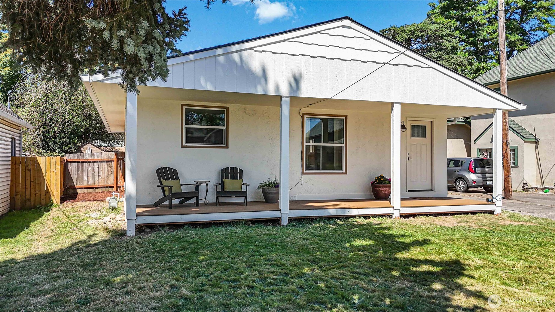 753 Southeast Sumner Street Camas, WA 98607 - Photo 2 of 37 a front view of a house with garden