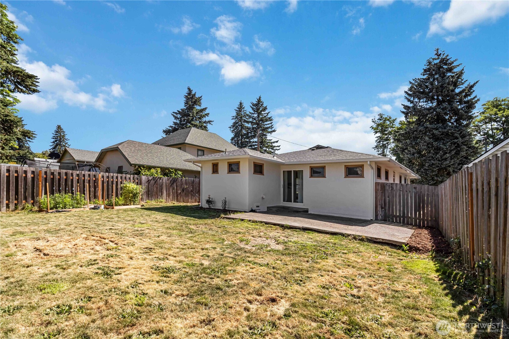 753 Southeast Sumner Street Camas, WA 98607 - Photo 28 of 37 a house with swimming pool in front of it