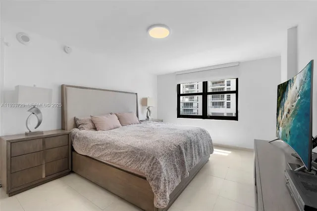 $8,000 | 4301 Collins Avenue, Unit 605, Miami Beach, FL 33140