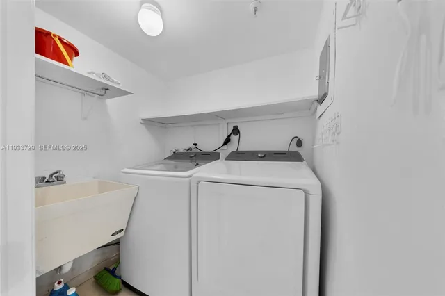 $8,000 | 4301 Collins Avenue, Unit 605, Miami Beach, FL 33140