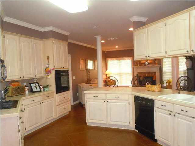 6438 Grants Ferry Road Brandon, MS 39047 - Photo 6 of 16 Kitchen w/ hardwood floor