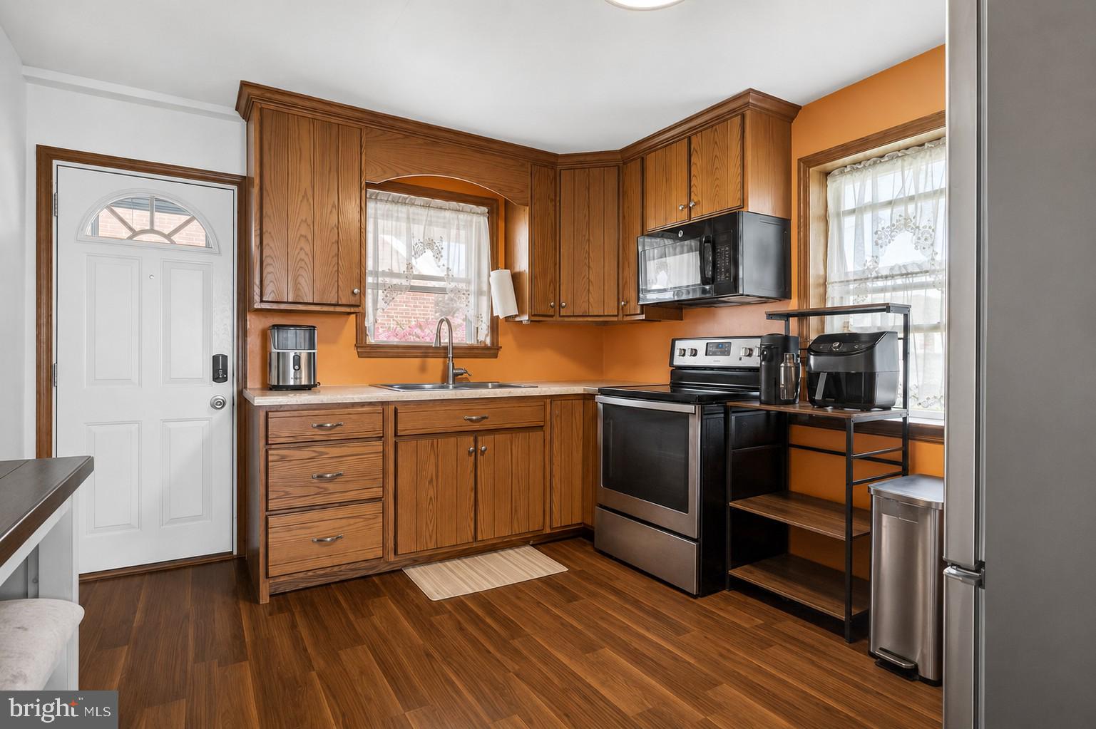 962 Thornton Road Upper Chichester, PA 19061 - Photo 4 of 12